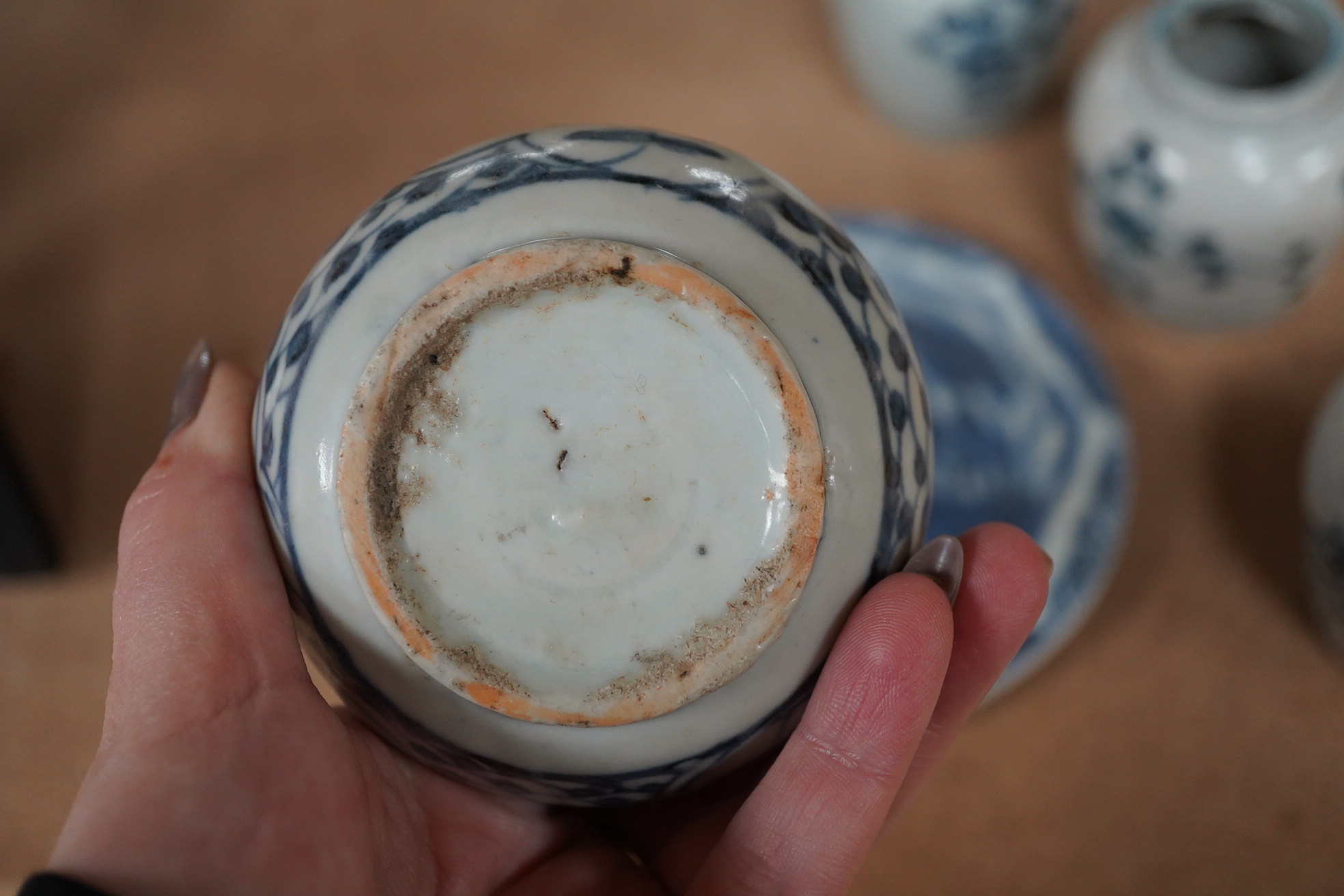 Three Chinese blue and white jars and a dish centre, late Ming dynasty, largest 13cm in diameter. Condition - fair